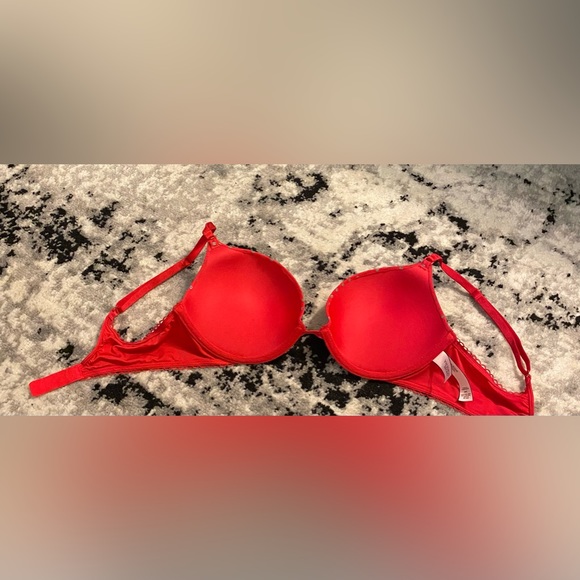 Victoria’s Secret Push-up 34C - Picture 2 of 3